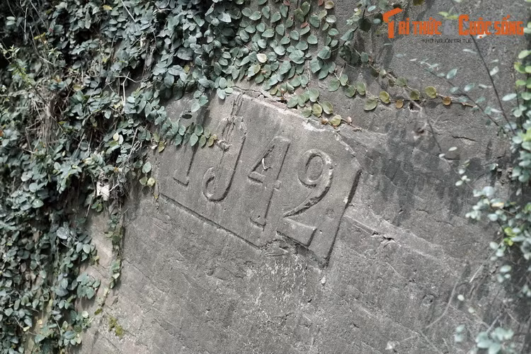  7. Con số 1942. Bên mố cầu Nôm có số 1942 đắp nổi bằng bê tông. Đây là năm mà mố cầu được gia cố bằng kỹ thuật xây dựng hiện đại, giúp cây cầu đứng vững được trước những trận lũ lụt lớn.
