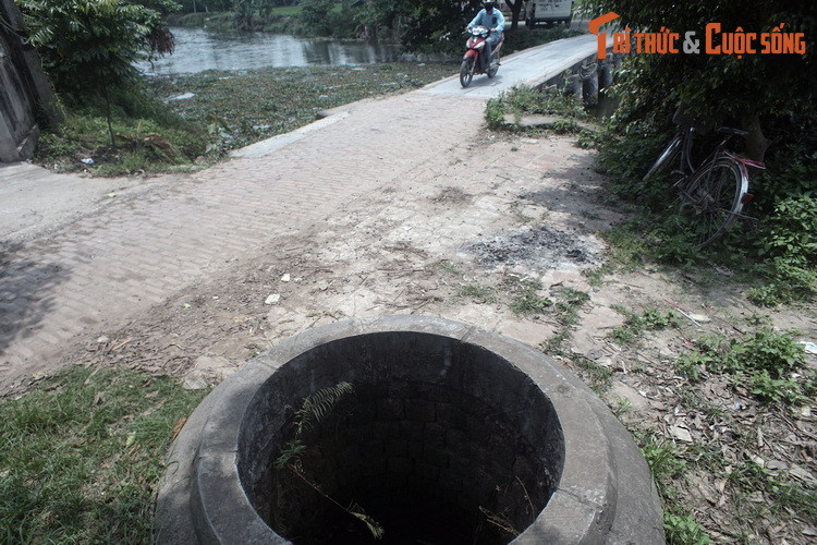  6. Giếng cổ đầu cầu. Ngay cạnh đầu cầu Nôm có một chiếc giếng tuổi đời nhiều thế kỷ, là một trong ba giếng cổ còn được lưu giữ ở làng Nôm. Miệng chiếc giếng này làm từ đá nguyên khối.