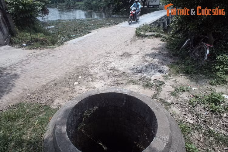  6. Giếng cổ đầu cầu. Ngay cạnh đầu cầu Nôm có một chiếc giếng tuổi đời nhiều thế kỷ, là một trong ba giếng cổ còn được lưu giữ ở làng Nôm. Miệng chiếc giếng này làm từ đá nguyên khối.