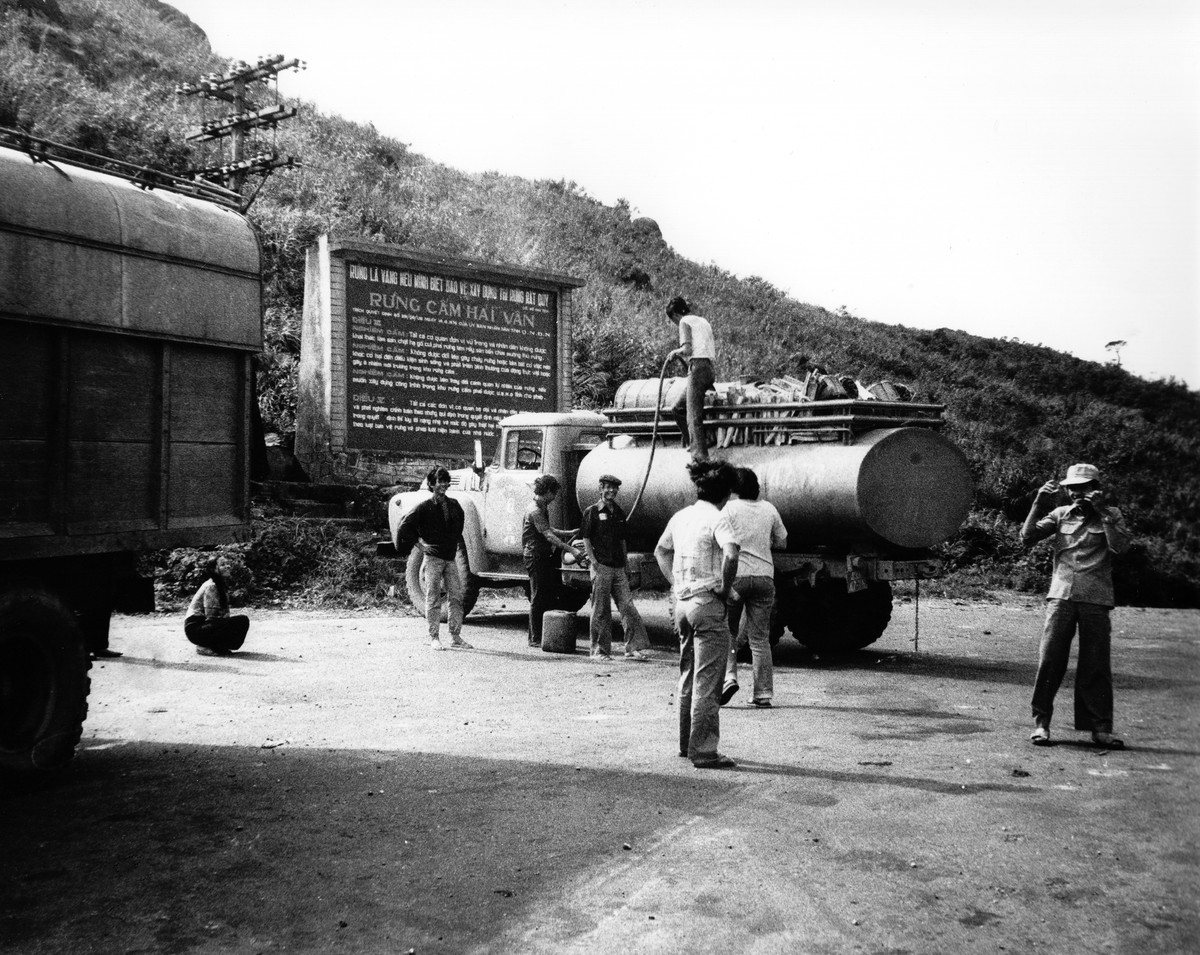 Chiếc xe bồn chở xăng tại điểm dừng chân trên đèo Hải Vân.