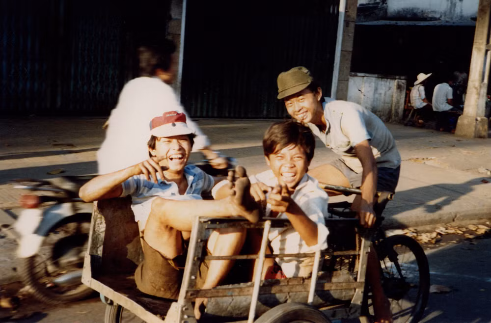 Vẻ khoái chí của các thiếu niên trên chiếc xe ba gác.