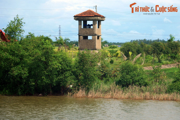 Lực tượng Mỹ và chính quyền tay sai đã tìm mọi cách phá hoại cột cờ của chúng ta. Cuộc không kích quy mô lớn vào ngày 2/8/1967 đã làm cột cờ bị gãy.