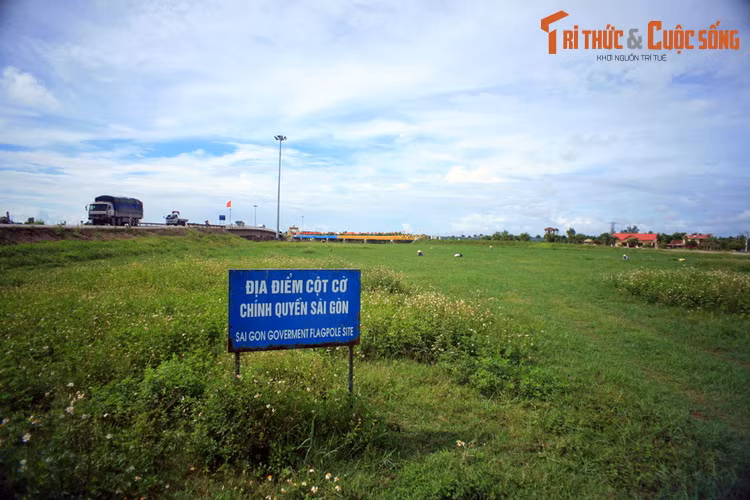 Địa điểm cột cờ bờ Nam được đánh dấu lại, để hậu thế biết đến như một chứng tích lịch sử.