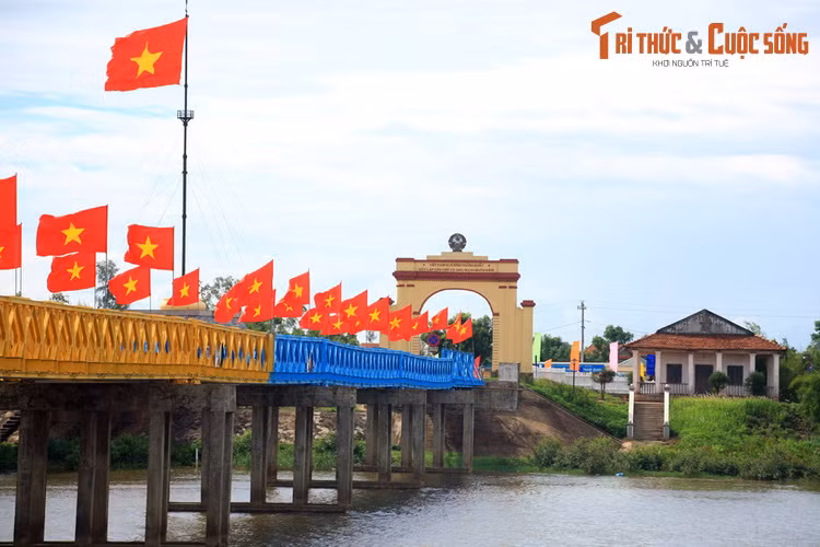 Màu cờ đỏ tươi thắm ở cầu Hiền Lương – sông Bến Hải ngày hôm nay chính là lời khẳng định mang tính thời đại về giá trị trường tồn của độc lập, tự do và thống nhất với dân tộc Việt Nam...