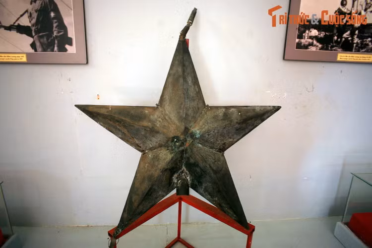 Ngôi sao bằng đồng nhuốm màu thời gian trên đỉnh cột cờ bờ Bắc được gìn giữ trang trọng trong nhà truyền thống ở Di tích lịch sử Khu phi quân sự vĩ tuyến 17.