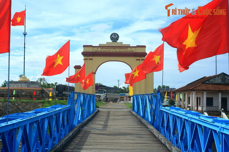 Sắc cờ đỏ sao vàng cũng bao phủ cầu Hiền lương, cây cầu ngăn cách hai bờ đất nước một thời đạn bom.