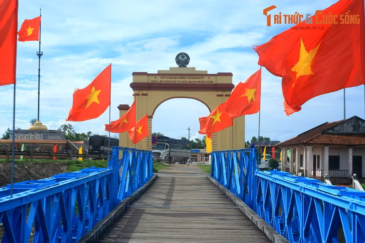 Sắc cờ đỏ sao vàng cũng bao phủ cầu Hiền lương, cây cầu ngăn cách hai bờ đất nước một thời đạn bom.