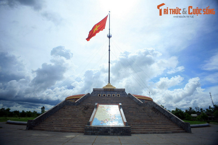Sau ngày đất nước thống nhất, cột cờ bờ Bắc đã được xây dựng lại kiên cố.