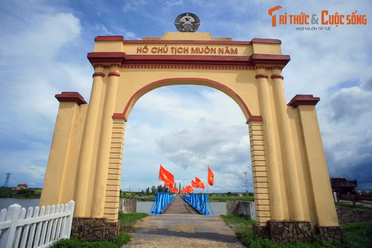 Đêm hôm sau, các chiến sĩ Giải phóng đã đưa bộc phá sang đánh sập cột cờ ở bờ Nam. Trong khoảng thời gian từ 19/5/1956 đến ngày 28/10/1967, chúng ta đã treo hết 267 lá cờ các cỡ. Riêng năm 1967 có 11 lần thay cột cờ, 42 lần thay lá cờ vì bị bom và pháo của địch phá hỏng.