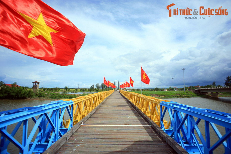 Theo đó, từ năm 1954-1967, ở hai đầu cầu có một cuộc đối đầu không tiếng súng nhưng vô cùng quyết liệt, đó là cuộc “đấu cờ”.