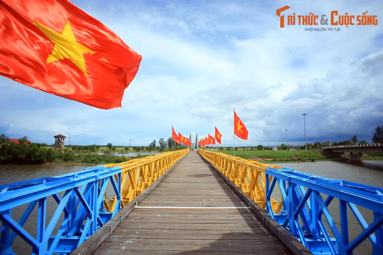 Theo đó, từ năm 1954-1967, ở hai đầu cầu có một cuộc đối đầu không tiếng súng nhưng vô cùng quyết liệt, đó là cuộc “đấu cờ”.