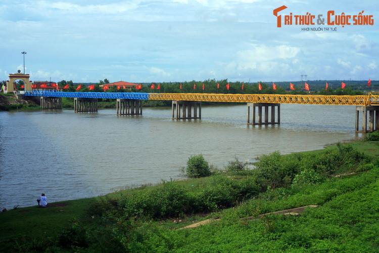 Được lập ra theo Hiệp định Genève về Đông Dương năm 1954, Khu phi quân sự vĩ tuyến 17 đã trở thành ranh giới chia cắt hai miền Việt Nam suốt thời gian kháng chiến chống Mỹ. Tại nơi đây đã diễn ra một câu chuyện bi hùng về lá quốc kỳ của Việt Nam.