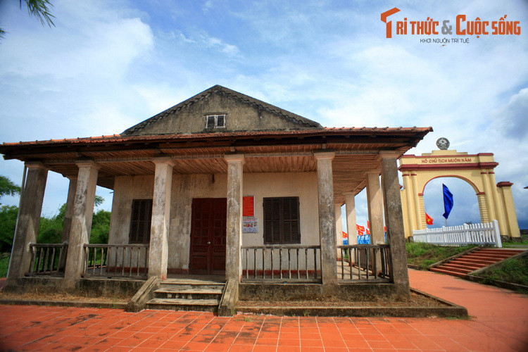 Để cột cờ và lá cờ - biểu tượng của dân tộc đứng vững dưới bom đạn kẻ thù, đã có 13 đồng chí hy sinh, hơn 50 đồng chí bị thương và còn nhiều tấm gương giữ cờ vô cùng cảm động.