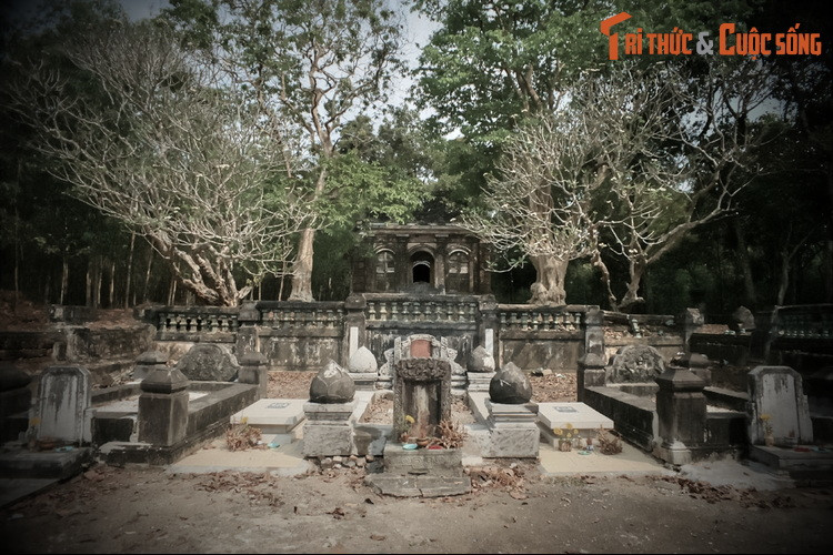 Đây là một quần thể kiến trúc lăng mộ kiểu truyền thống của giới quý tộc xưa, được xây dựng rất công phu, với các công trình chính từ trước ra sau là cổng tam quan, khu mộ phần gồm ba ngôi mộ có tường bao quanh và khu nhà thờ.