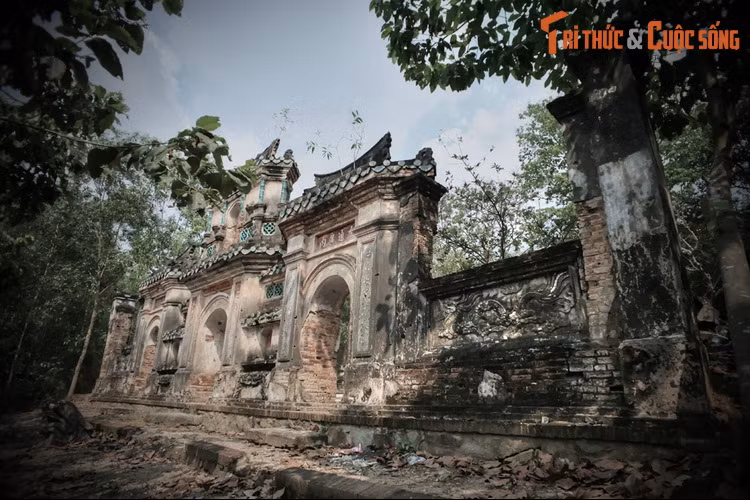 Do thăng trầm của thời cuộc mà các hậu duệ họ Trần tứ tán khắp nơi, bỏ lại nhiều tài sản cùng khu mộ tổ ở Thủ Dầu Một. Khu lăng mộ hoành tráng một thời của ông Trần Văn Lân đã nằm trong tình trạng hoang phế nhiều thập niên, trở thành phế tích đổ nát.