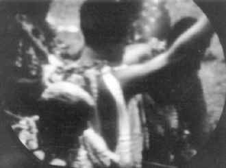 9. Cuốn phim bí ẩn: Năm 1997, Rita Swift đã rửa một cuốn phim mà cô nhặt được trên mặt đất. 60 bức ảnh trong đó được chụp năm 1969 nhưng có 3 bức được chụp thời gian rất lâu trước đó. Ba bức ảnh đó nhanh chóng được xác định chụp bằng phương pháp chụp ảnh cổ nhất: chụp ảnh qua lỗ kim. Những người trong bức ảnh mặc trang phục của người Mỹ bản địa từ những năm 1800.