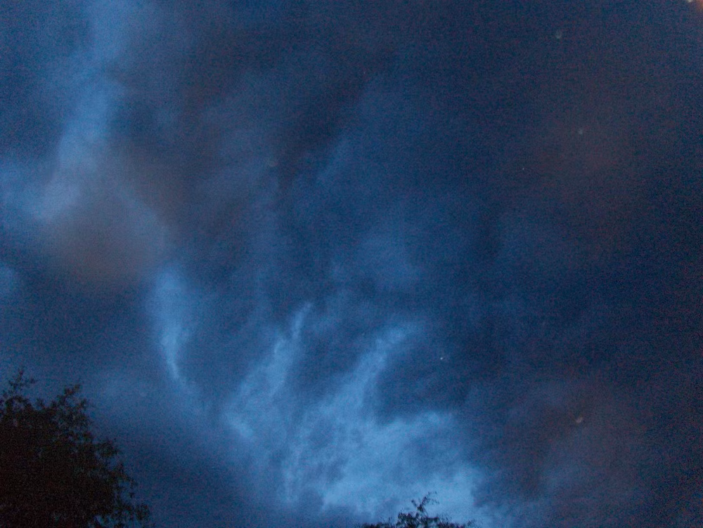 4. Tiếng sấm rền: Để mang lại sự thoải mái và giảm bớt nỗi đau trong những thời điểm khó khăn, nhiều người thường nhìn lên bầu trời để xác nhận rằng người quá cố đã đi đến được "cổng ngọc" (cổng giao giữa trần gian và thiên đường). Nếu có tiếng sấm ầm ầm xuất hiện sau thời gian cử hành tang lễ nghĩa là họ đã được siêu thoát, còn nếu xuất hiện ngay trong khi đang tiến hành thì lại là dấu hiệu của việc người chết đang đến một nơi chẳng hề tốt đẹp tí nào cả.