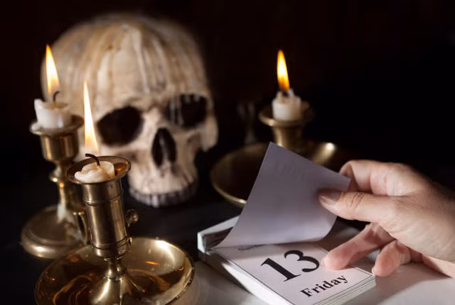 7. Số 13: Bạn đang có ý định tổ chức một bữa tiệc tối? Nếu bạn hoặc vị khách của bạn đều tin vào những điều mê tín dị đoan thì hãy chắc chắn rằng bữa tiệc đó không lên đến 13 người. Một niềm tin rất phổ biến rằng nếu người số 13 ngồi vào một vị trí trong bàn tiệc thì người đầu tiên đứng dậy sẽ bị chết. Nghe có vẻ khó tin nhưng quan niệm này thực sự đã được xác nhận bởi rất nhiều bằng chứng thuyết phục.