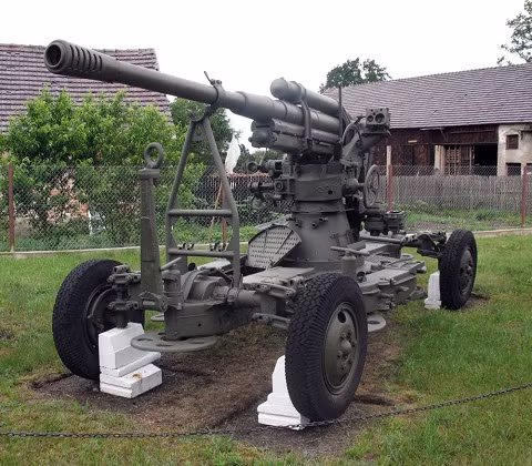 Pháo cao xạ chống máy bay mẫu 1939 (52-К), cỡ nòng 85 mm có thể diệt tăng và triệt hạ mục tiêu trên không.