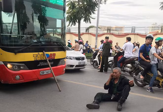 Lý do người đàn ông ngồi trước đầu xe buýt vài giờ đồng hồ không nhúc nhích Ly do nguoi dan ong ngoi truoc dau xe buyt vai gio dong ho khong nhuc nhich
