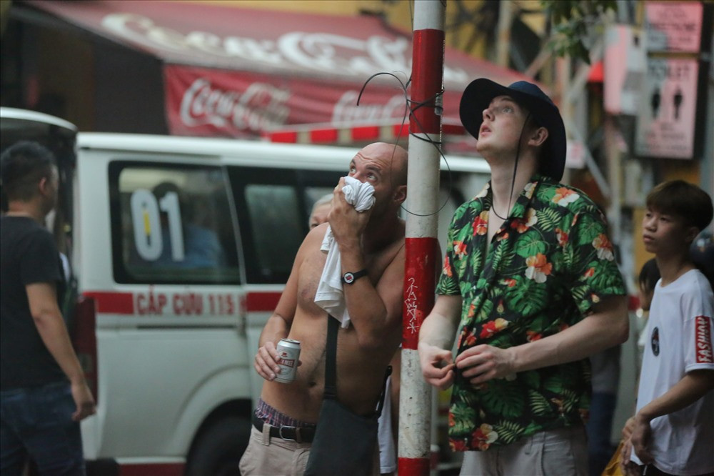 Nhiều người hiếu kỳ ra xem đám cháy. Ảnh: Sơn Tùng.