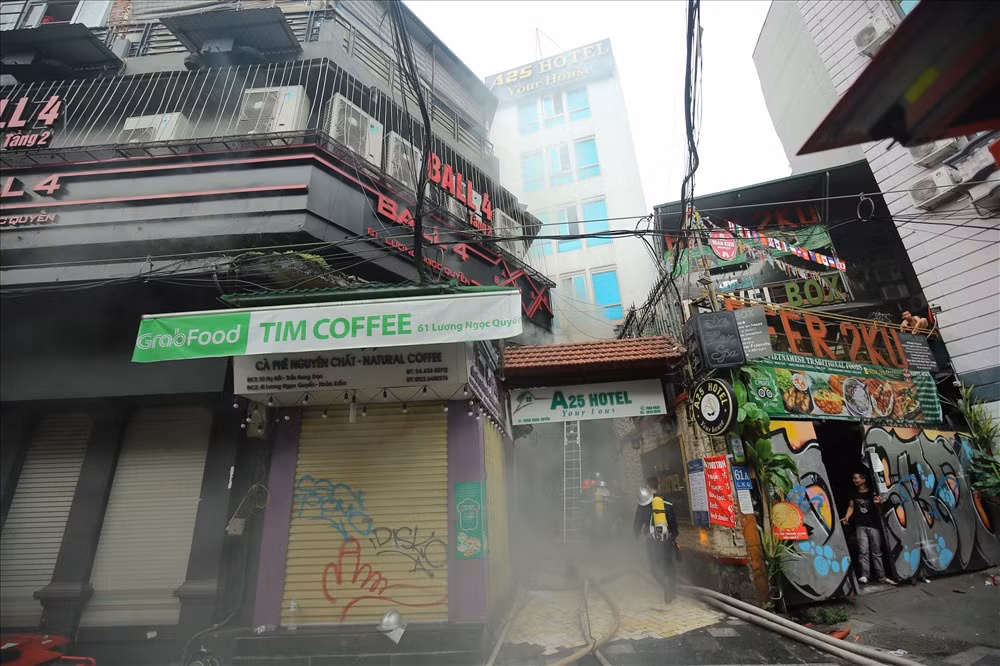 Vụ cháy lớn khói bay nhiều và dày đặc, khiến việc tìm kiếm các nạn nhân gặp khó khăn. Ảnh: Sơn Tùng.