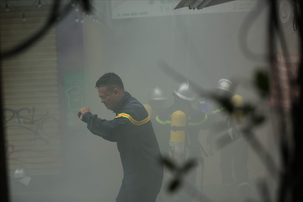 Theo người dân cho biết, vào thời điểm trên, khói bốc lên mù mịt từ tầng hầm của Khách sạn A25. Khi phát hiện ra cháy, nhiều người đã bỏ chạy lên tầng thượng để thoát nạn. Một số người bất chấp nguy hiểm nhảy từ tầng 2 của Khách sạn xuống đất. Ảnh: Sơn Tùng.