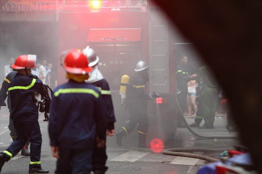 Theo thông tin từ công an phường Hàng Buồm cho biết, vụ cháy khách sạn A25 không thiệt hại về người. Hiện, chưa thông kê hết tài sản thiệt hại. Ảnh: Sơn Tùng.