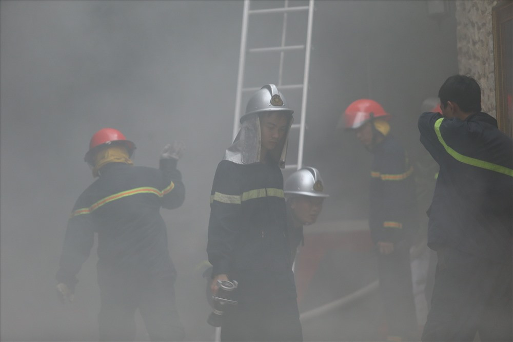 Lực lượng chức năng đã tích cực dập tắt đám cháy, đồng thời tìm kiếm các nạn nhân đang mắc kẹt trong khách sạn. Ảnh: Sơn Tùng.