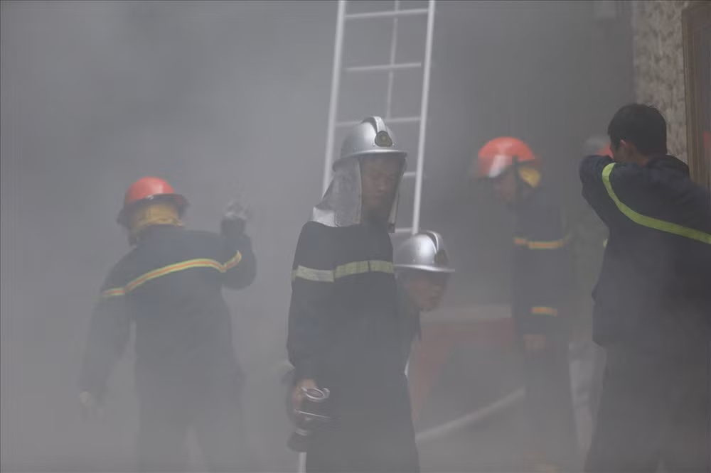 Lực lượng chức năng đã tích cực dập tắt đám cháy, đồng thời tìm kiếm các nạn nhân đang mắc kẹt trong khách sạn. Ảnh: Sơn Tùng.