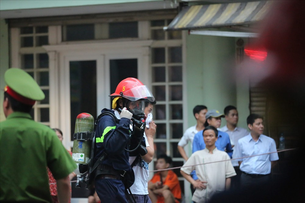 Liên tục các bình oxy được nạp khí để các chiến sĩ PCCC tiến vào đám cháy tìm kiếm những người còn mắc kẹt. Ảnh: Sơn Tùng.