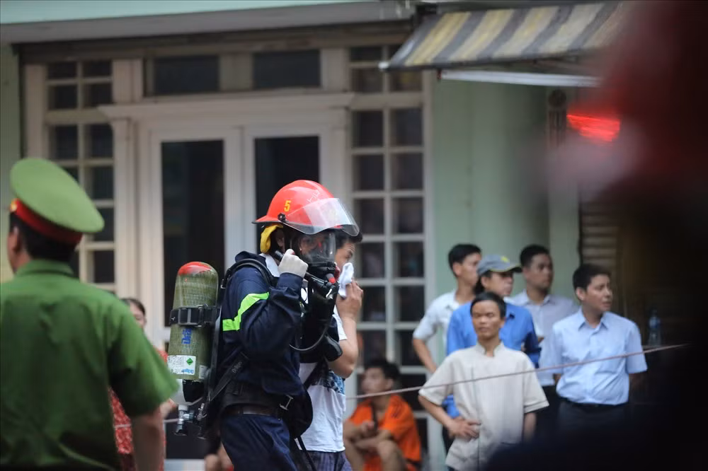 Liên tục các bình oxy được nạp khí để các chiến sĩ PCCC tiến vào đám cháy tìm kiếm những người còn mắc kẹt. Ảnh: Sơn Tùng.