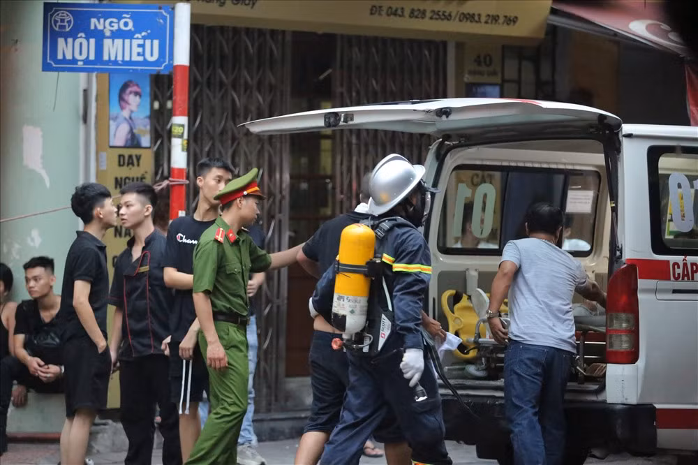 Những người bị thương đã được đưa đi cấp cứu tại Bệnh viện. Ảnh: Sơn Tùng.