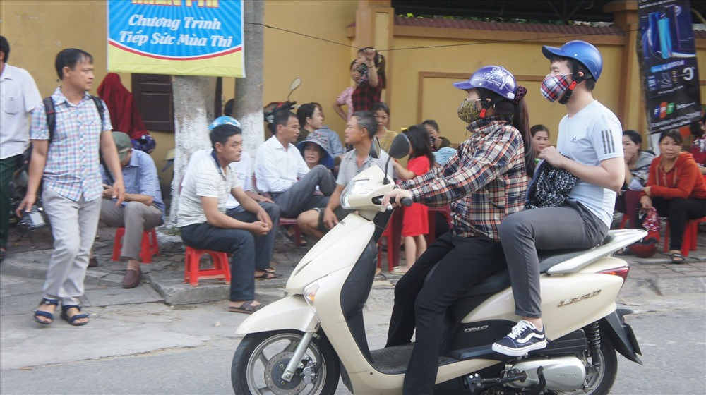 Tại Nghệ An, 7h15 nhưng vẫn còn phụ huynh mới đưa con đến.(Ảnh: Anh Đức/Laodong).