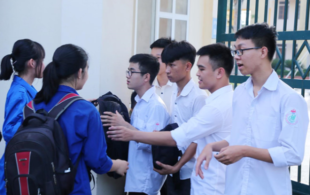 Do đến muộn nhiều em đã mang túi xách, balô vào phòng thi nhưng được nhắc nhở đưa ra ngoài, nhờ tình nguyện viên hoặc người thân giữ hộ