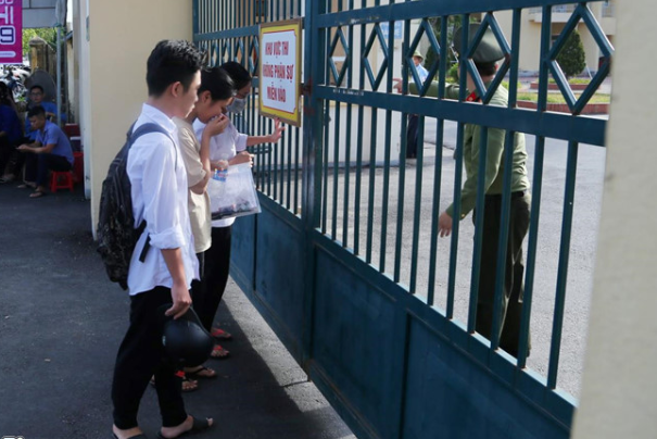 Tại trường THPT chuyên Hà Tĩnh đến 7h10 nhiều thí sinh mới bắt đầu đến điểm thi.