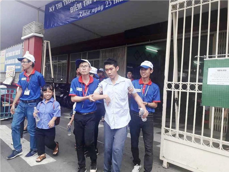 Tại kỳ thi THPT quốc gia năm 2019, có nhiều thí sinh bị khuyết tật tay đến tham gia kỳ thi với mơ ước đậu vào trường Đại học.