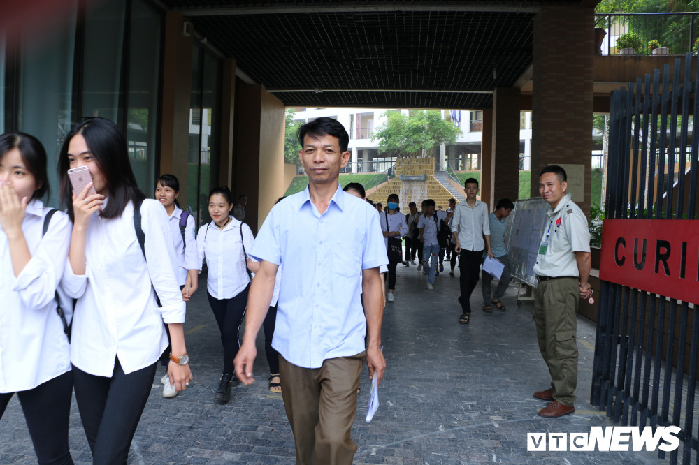 Sáng 25/6, tại điểm thi Trường THCS&amp;THPT Marie Curie, anh Vương Đình Yên (sinh năm 1973, ở xã Đồng Quang, Quốc Oai, Hà Nội) là thí sinh lớn tuổi nhất trong số thí sinh tham dự kỳ thi THPT Quốc gia 2019. (Ảnh: VTC)