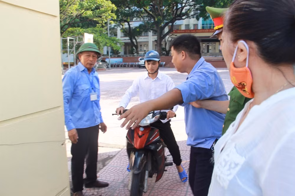 Tại điểm thi ở tỉnh Quảng Ninh, một thí sinh tới nhầm điểm thi do thức khuya ôn bài bị sốt nên không để ý tới địa điểm thi. Được biết, nam sinh này phải thi tại Trường THPT Chuyên Hạ Long nhưng lại tới nhầm Trường THPT Chuyên ban Hòn Gai. Tới khi giám thị đọc số báo danh, nam sinh này mới biết bị nhầm địa điểm. Tuy nhiên, nam sinh vấn kịp giờ thi.