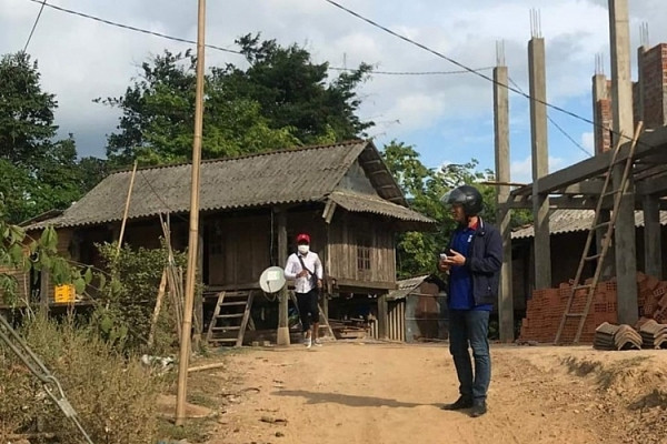 Gia đình bị mất bò, một thí sinh vùng cao Quảng Trị vào rừng tìm kiếm quên cả giờ thi THPT Quốc gia, nên đội tình nguyện viên phải vượt suối đi tìm để đưa e đến điểm thi cho kịp vào làm bài thi. (Ảnh: VTC)