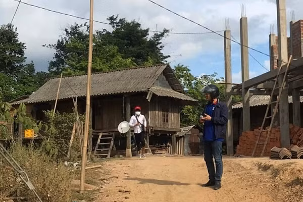 Gia đình bị mất bò, một thí sinh vùng cao Quảng Trị vào rừng tìm kiếm quên cả giờ thi THPT Quốc gia, nên đội tình nguyện viên phải vượt suối đi tìm để đưa e đến điểm thi cho kịp vào làm bài thi. (Ảnh: VTC)