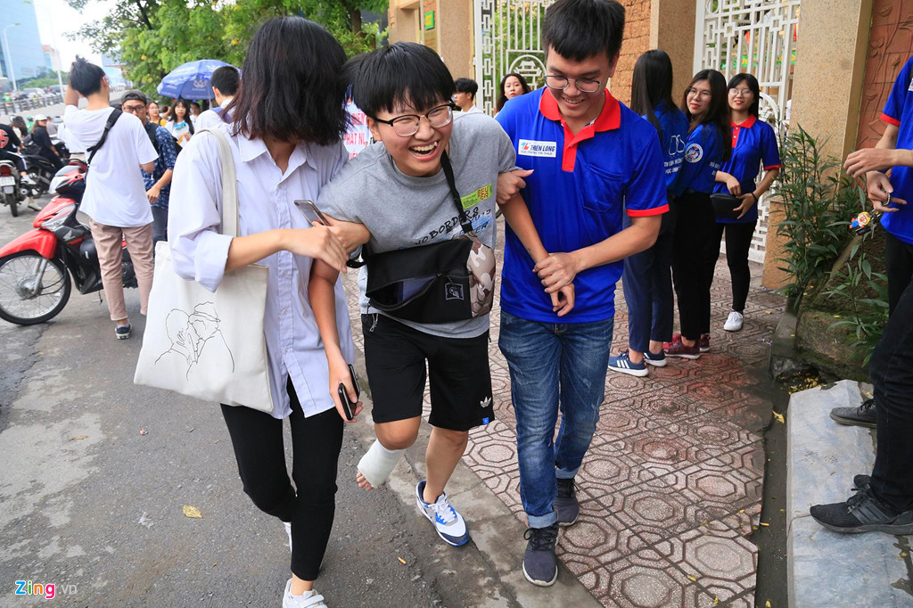 Mặc dù không có người nhà đi cùng nhưng nam sinh nhận được bạn bè hỗ trợ nhiệt tình từ bạn bè. (Ảnh: Zing.vn)