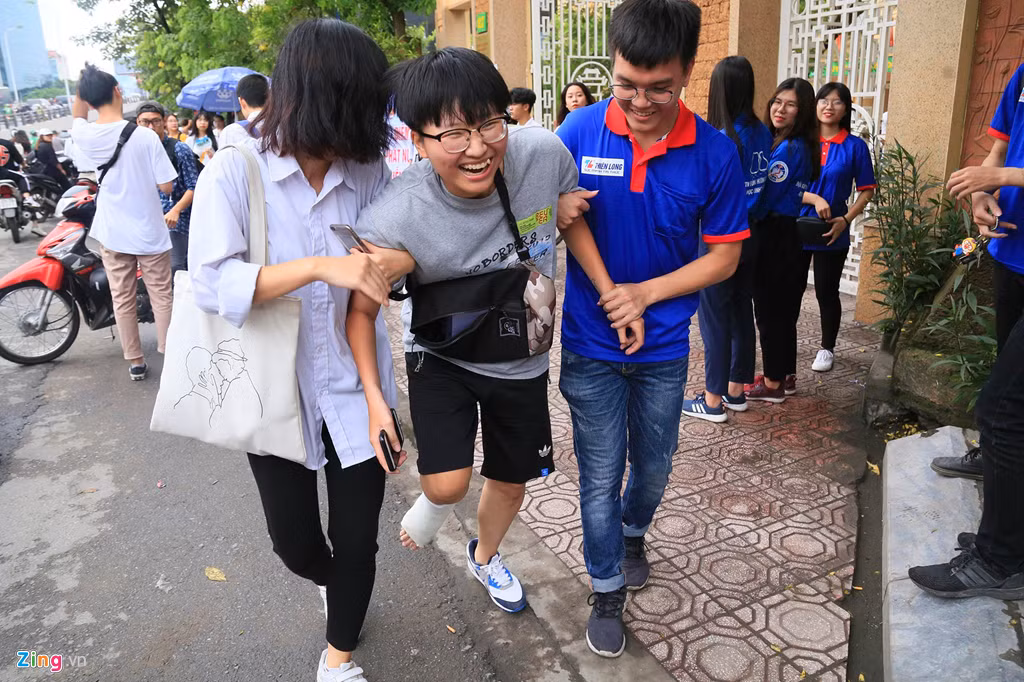 Mặc dù không có người nhà đi cùng nhưng nam sinh nhận được bạn bè hỗ trợ nhiệt tình từ bạn bè. (Ảnh: Zing.vn)