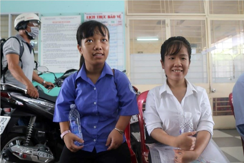 Hai thí sinh bị teo cơ do di chứng bệnh sốt bại liệt lúc nhỏ quyết tâm thi đậu vào trường Đại học.