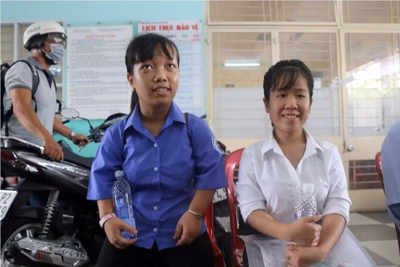 Hai thí sinh bị teo cơ do di chứng bệnh sốt bại liệt lúc nhỏ quyết tâm thi đậu vào trường Đại học.