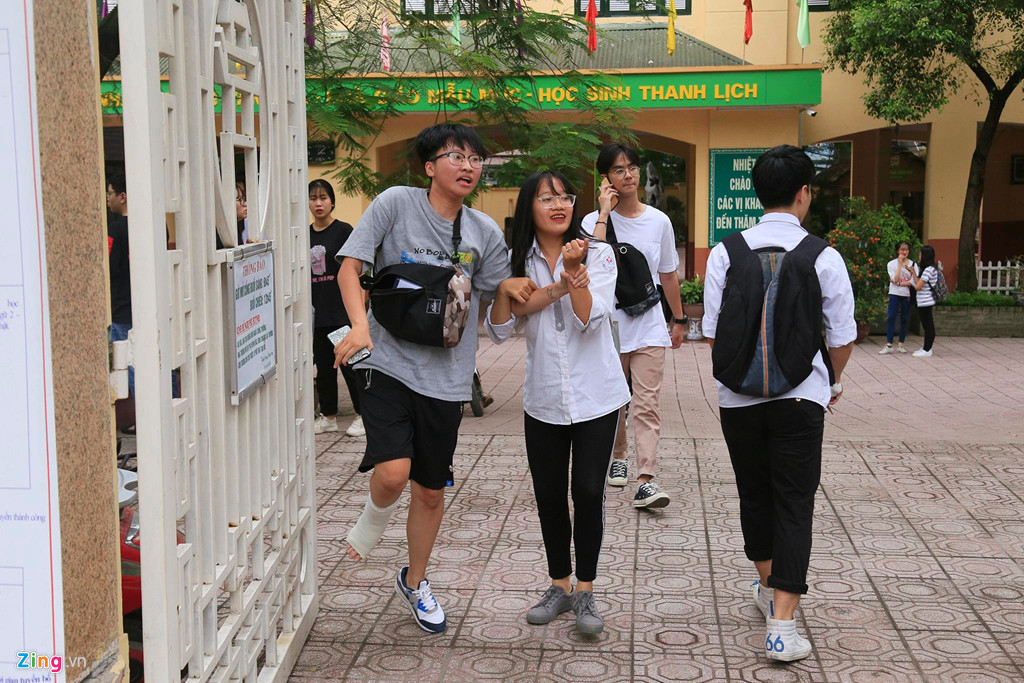 Vào ngày 24/6, thí sinh Trần Quỳnh Trâm bị gãy chân nhảy lò cò đến trường THPT Tô Hoàng (Hà Nội) làm thủ tục dự thi THPT quốc gia 2019. (Ảnh: Zing.vn)