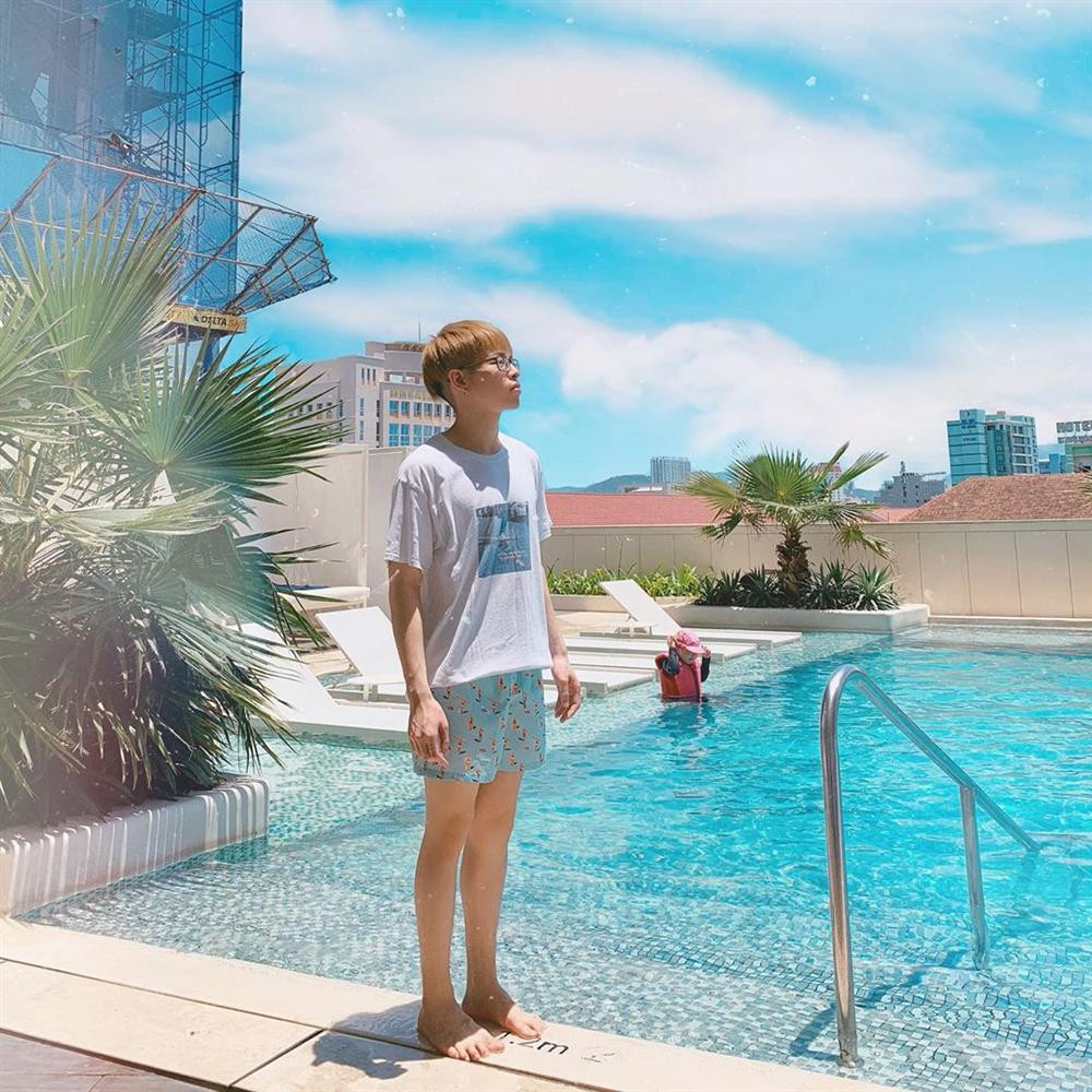 Duc Phuc di phoi nang nhung dan mang chi quan tam toi 'body het con gai' va chiec quan dui qua xinh