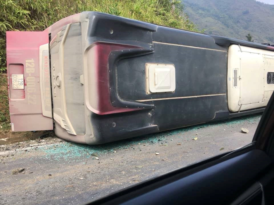  2. Xe khách lật đè nam thanh niên đi xe máy trên đường tử vong:Khoảng 10h ngày 6/1, xe khách biển số 12Bxxxx đang lưu thông trên Quốc lộ 4D, chiều Sa Pa về thành phố Lào Cai, đến km 23 thuộc địa phận xã Trung Chải (huyện Sa Pa) bị lật nghiêng. Vụ tai nạn xe khách đã đè lên một xe máy lưu thông chiều ngược lại. Hậu quả, nam thanh niên điều khiển xe máy tử vong tại chỗ, hành khách trên xe bị thương được đưa đi cấp cứu tại Bệnh viện. (Ảnh: Bảo Ngân)
