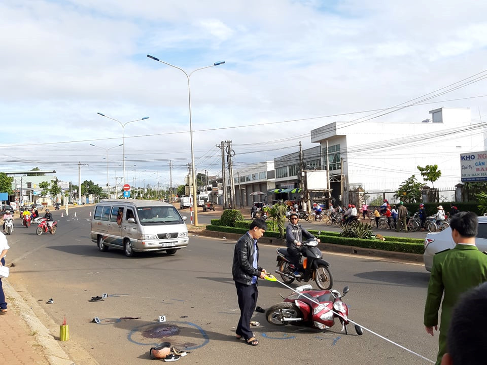 Hậu quả vụ tại nạn, một người tử vong tại chỗ, 3 người bị thương. (Ảnh: Tuệ Lâm, Nguyễn Cường)