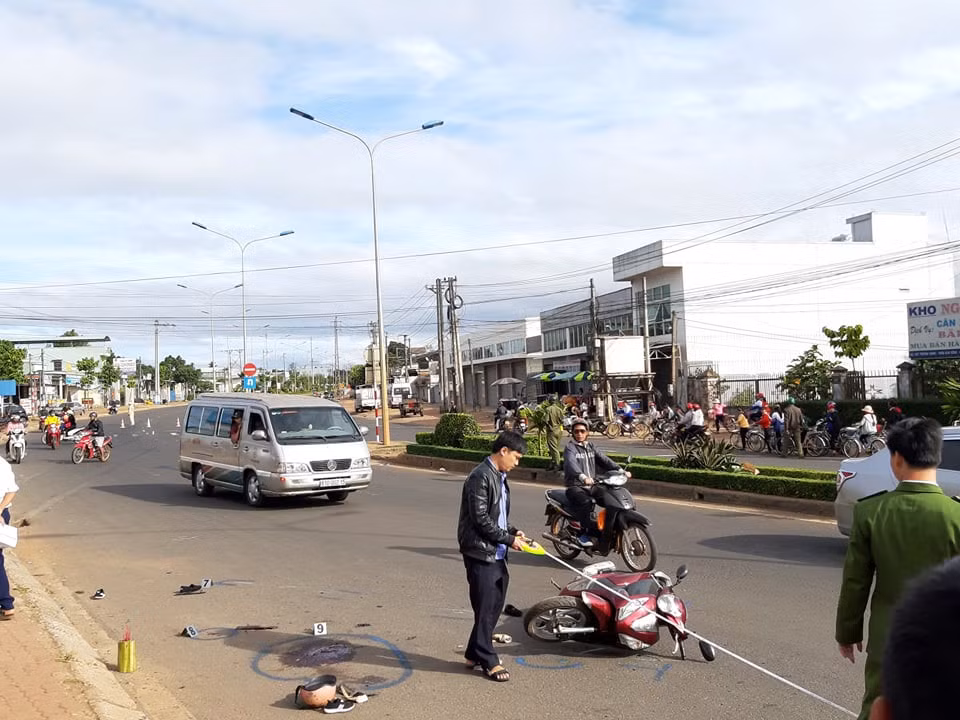 Hậu quả vụ tại nạn, một người tử vong tại chỗ, 3 người bị thương. (Ảnh: Tuệ Lâm, Nguyễn Cường)